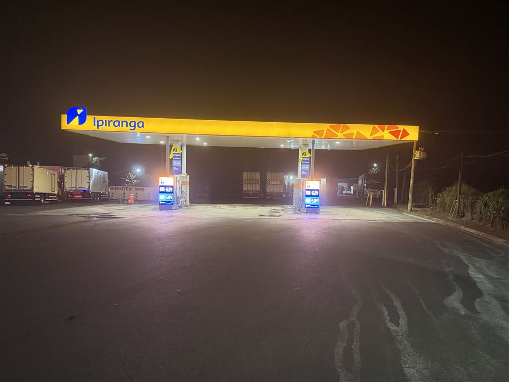 Pista de diesel S10 e S500 à noite com caminhões estacionados